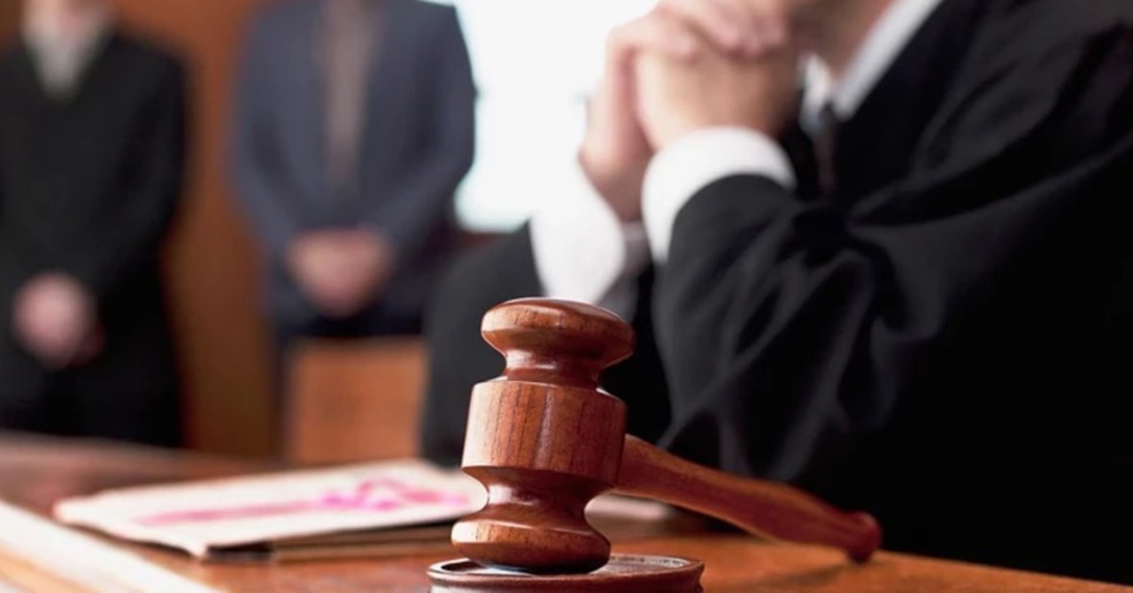 Schema „ruda implicată în accident” // O tânără, trimisă după gratii după ce a lăsat mai multe persoane fără 700 mii lei