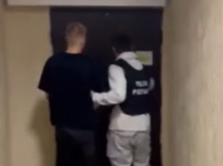 VIDEO // Ar fi incendiat ușa apartamentului unei bătrâne. Doi suspecți, arestați