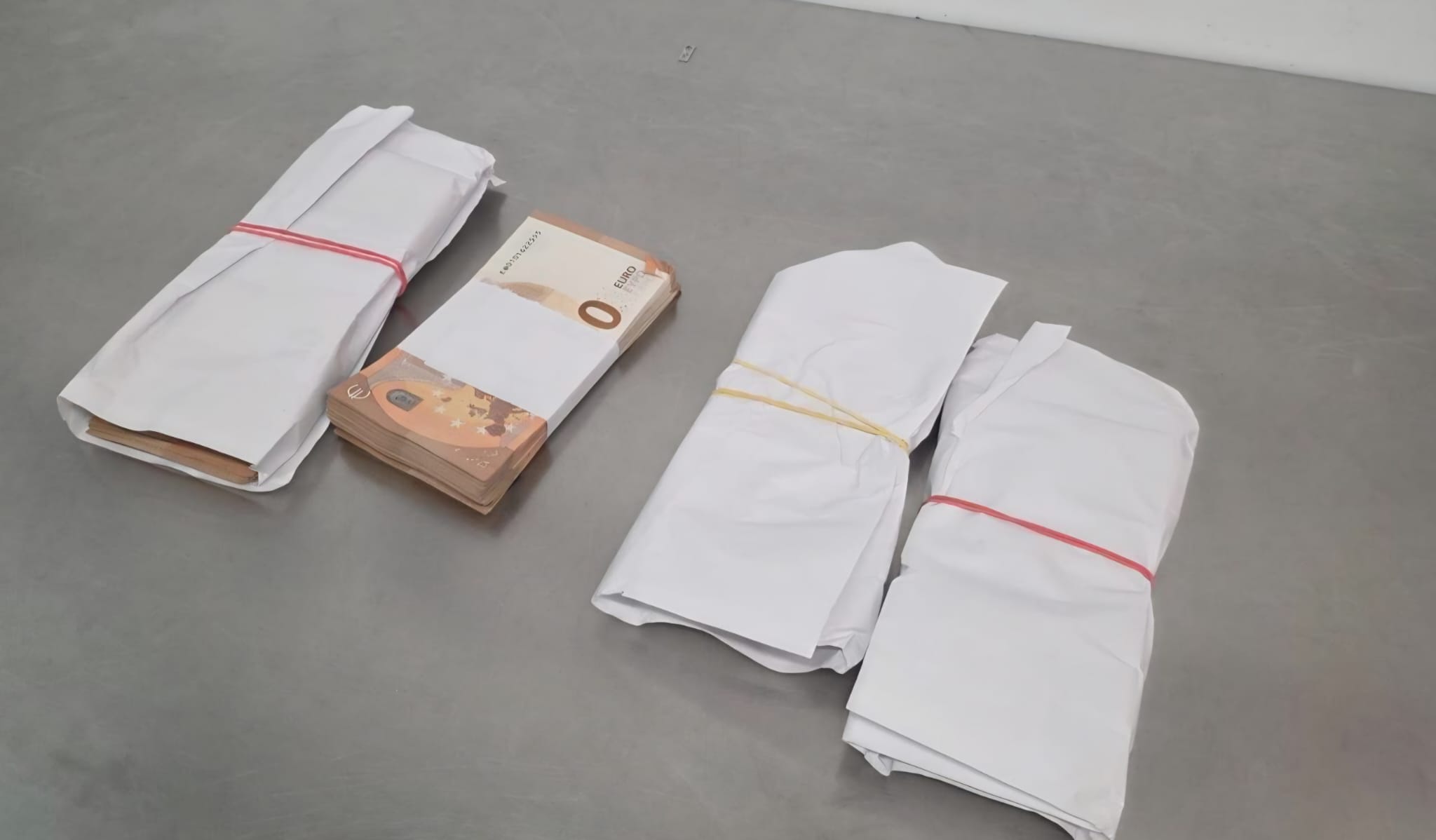 FOTO // A încercat să plece din R. Moldova cu 26 mii de euro. O cetățeană străină, documentată