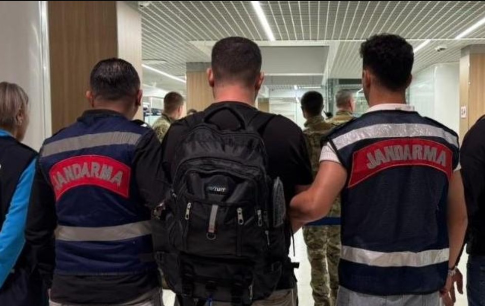 VIDEO // Se ascundea timp de opt ani în Turcia. Un traficant de droguri, extrădat în R. Moldova