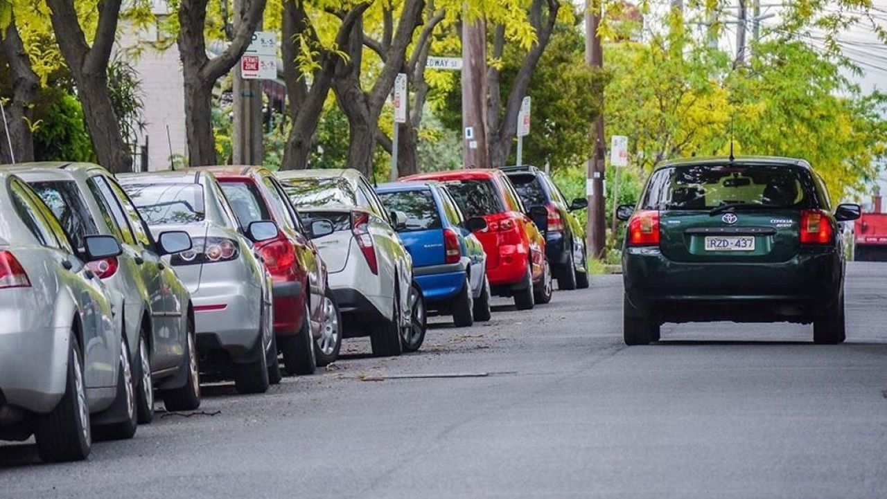Discuții în contradictoriu la consultările publice privind reglementarea parcărilor publice