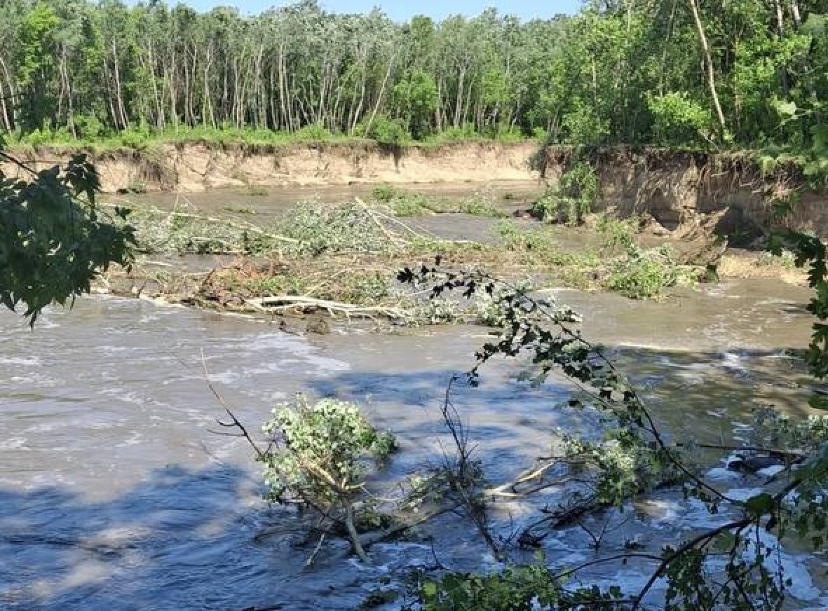 FOTO // Alertă la Ungheni! Drumul spre plaja de pe malul Prutului a devenit inaccesibil după ploile torențiale