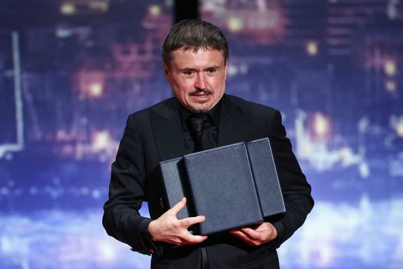 VIDEO // Cannes 2026: Filmul "Fjord", regizat de Cristian Mungiu, a câștigat trofeul Palme d'Or