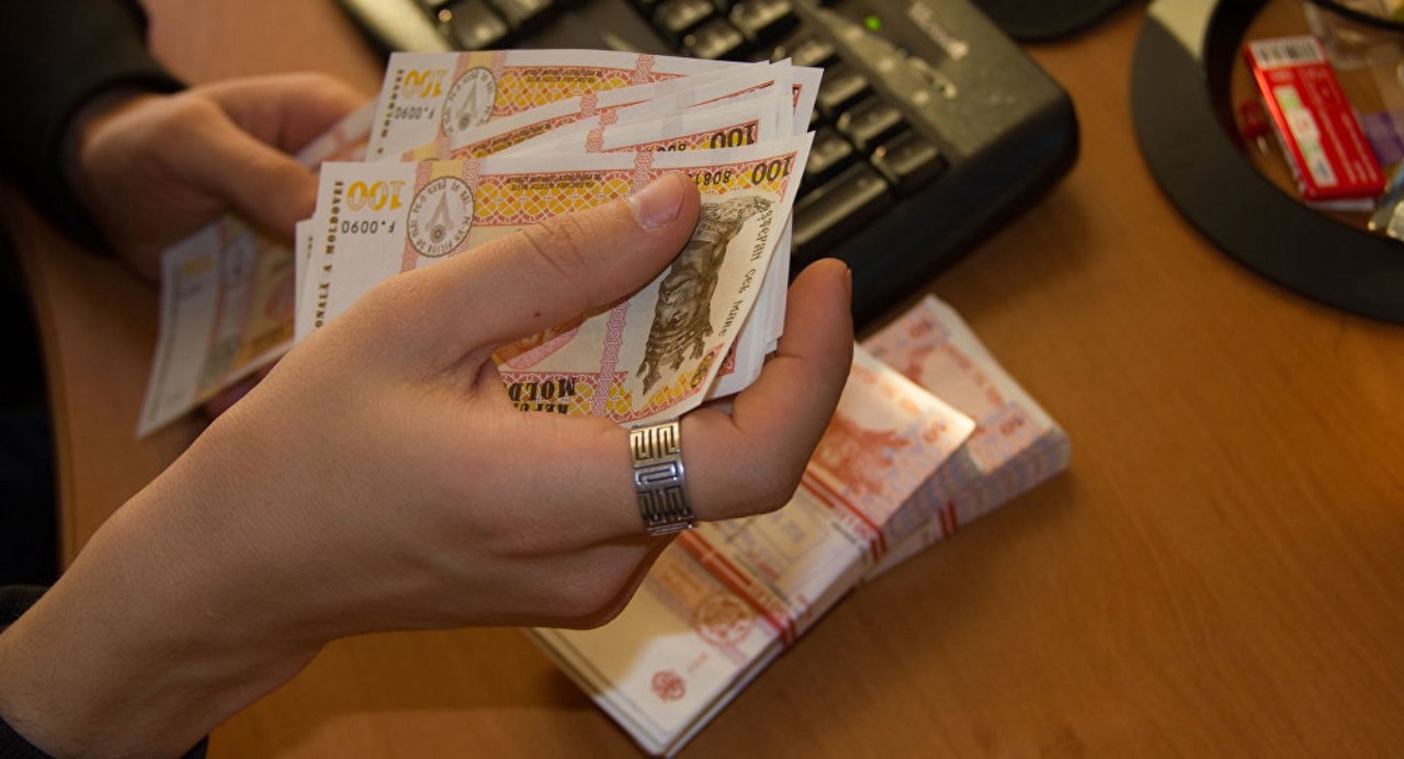 Depozitele în lei, principala formă de economisire și în luna aprilie, cu aproape 70% din total