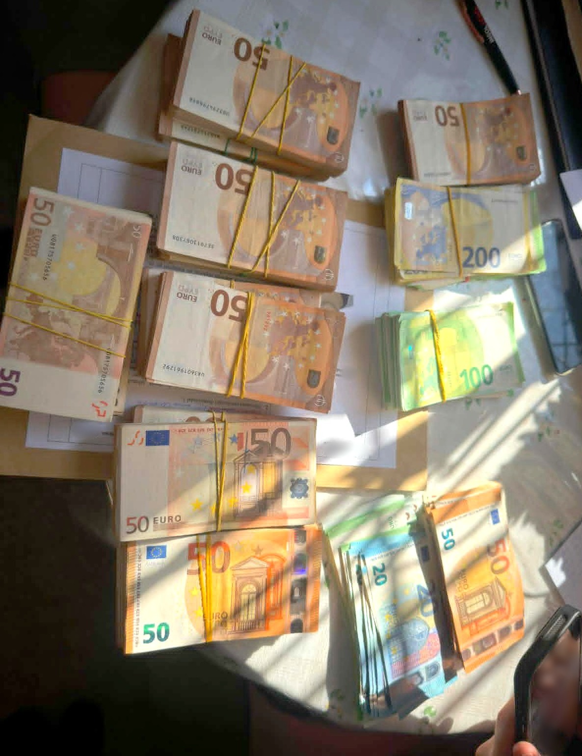 FOTO // Schemă de sute de mii de euro cu telefoane aduse ilegal din Italia. Opt persoane, reținute de CNA