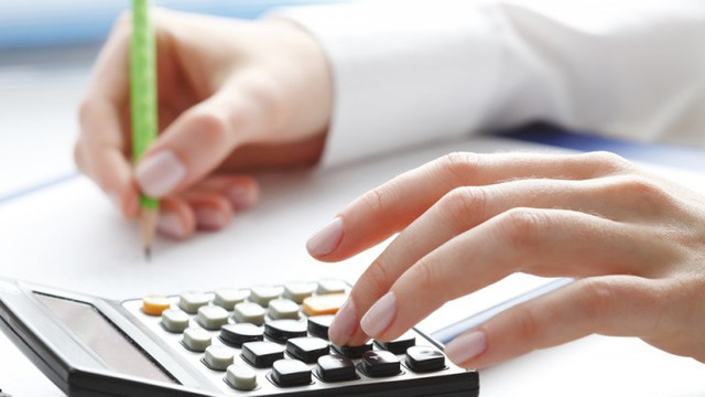 Deficitul bugetar în 2025 a depășit plafonul legal, în pofida creșterii veniturilor