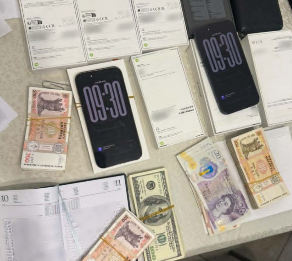 AUDIO // CNA publică probe în cazul schemei de contrabandă cu telefoane aduse din Italia