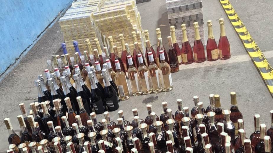 FOTO // Contrabandă în UE cu produse accizabile, dejucată. Peste 180 de mii de țigarete și aproape 230 de litri de alcool, ridicate de autorități