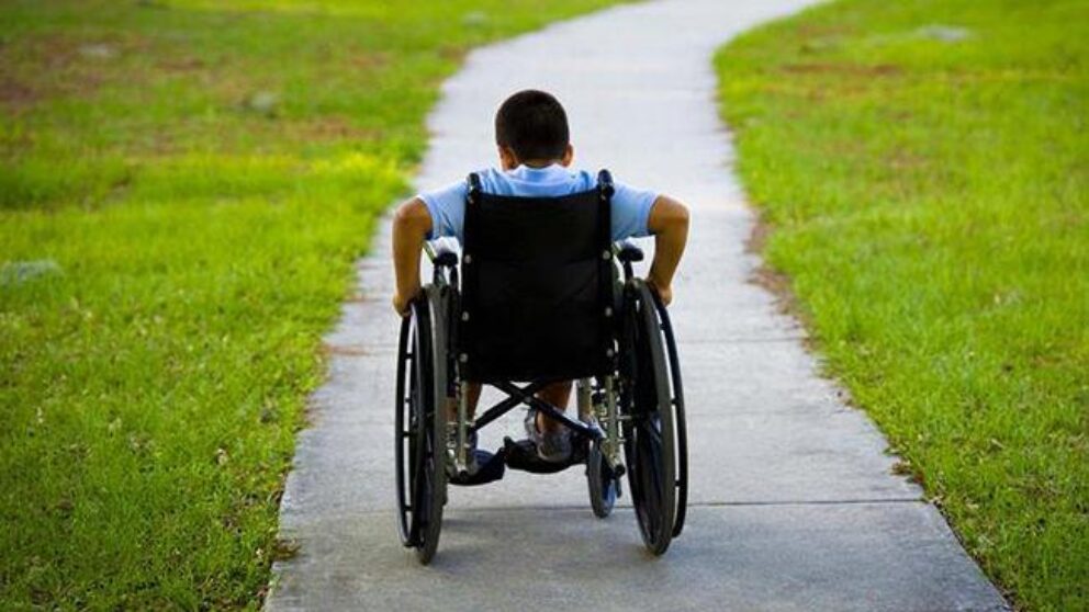 Copiii cu dizabilități vor primi anual un ajutor financiar de 3 000 de lei