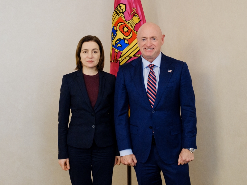Maia Sandu l-a primit la Președinție pe senatorul Mark Kelly. Relațiile moldo-americane, pe agendă