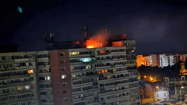O dronă s-a prăbușit peste un bloc din Galaţi. Două persoane rănite, alte zeci au fost evacuate. Precizările MApN