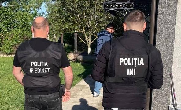 VIDEO // Percheziții în trei raioane, într-un dosar de defrișare ilegală a pădurilor. Șapte persoane, reținute