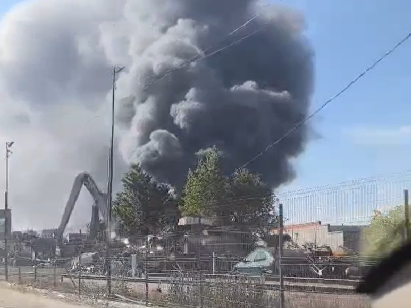 Incendiu în Chișinău. Flăcările au cuprins un depozit de pe strada Lunca Bîcului