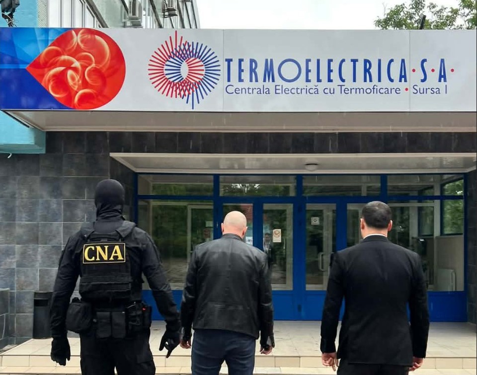 Ofițerii CNA au descins la SA „Termoelectrica”. Un șef de secție, reținut pentru acte de corupție