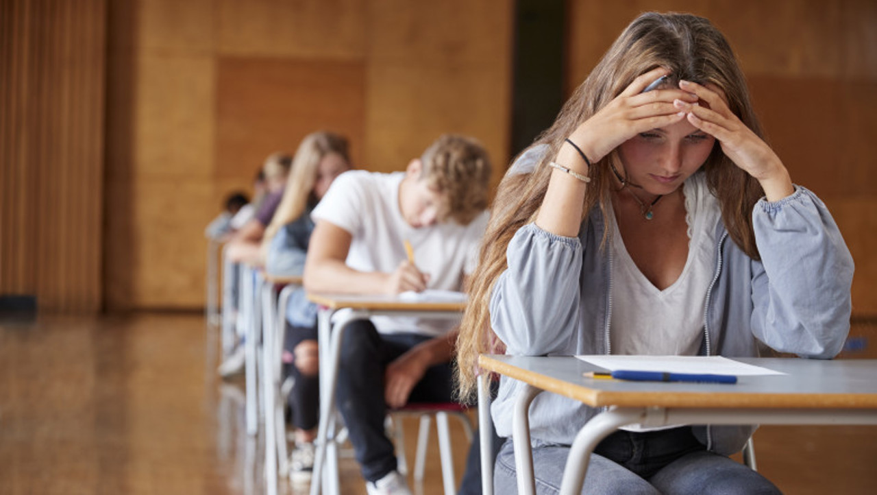 Elevii, avertizați să nu cadă în capcana escrocilor care vând teste de bacalaureat