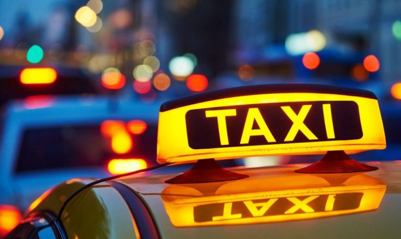Noi reguli pentru taximetriști: plățile vor fi făcute obligatoriu prin bănci
