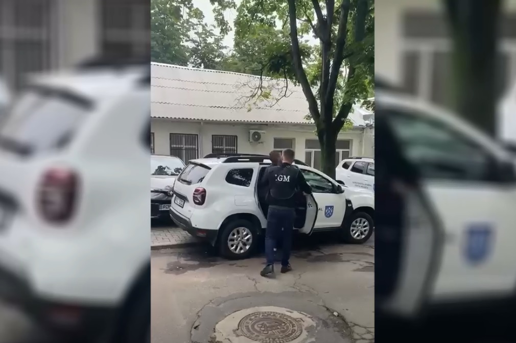 VIDEO // Doi străini, expulzați din R. Moldova după ce au lansat focuri de artificii dintr-o mașină aflată în mers