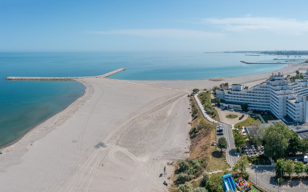 Plajele de pe litoralul Mării Negre, evacuate din cauza riscului ca o altă dronă maritimă să apară pe litoral