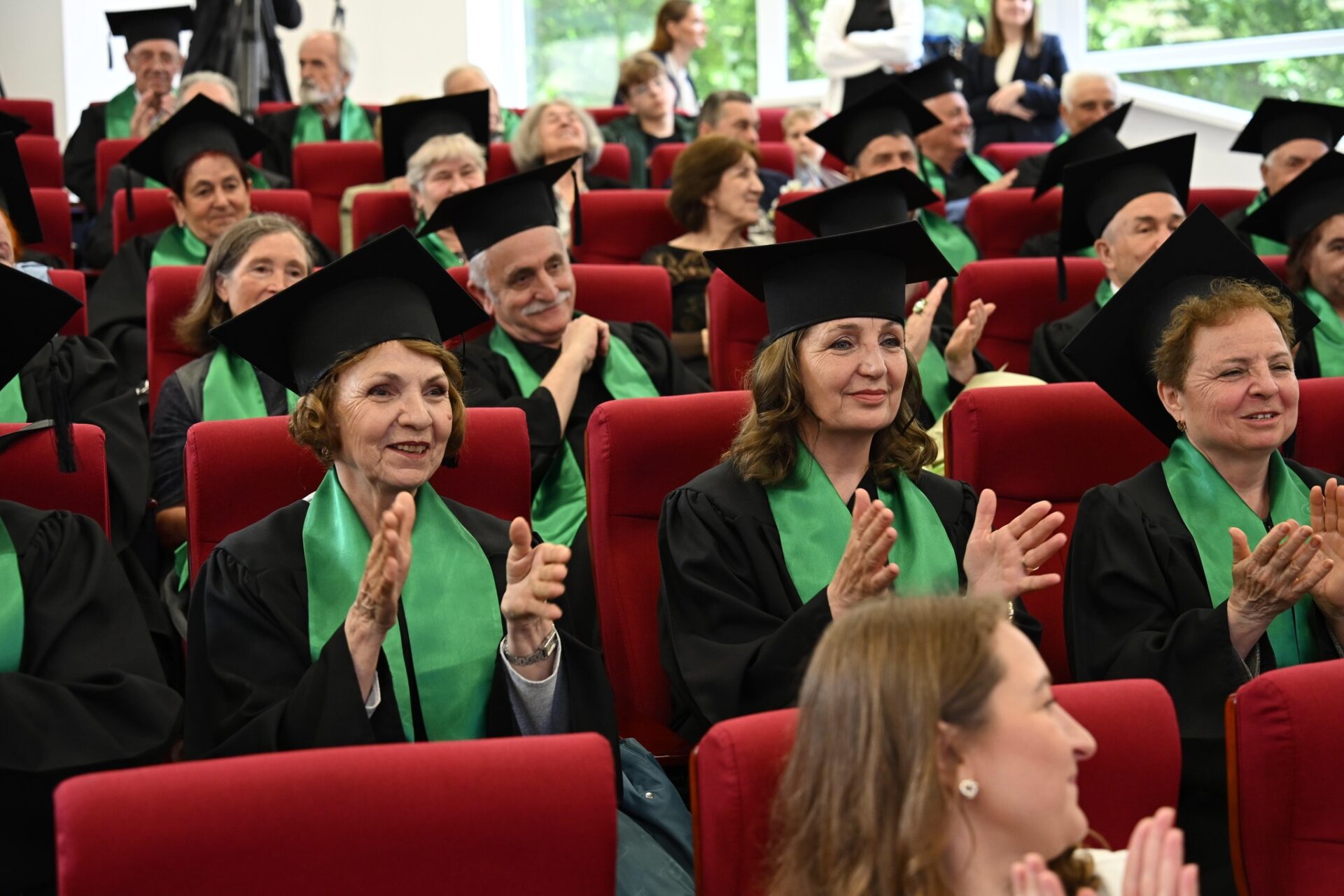 Peste 90 de seniori au absolvit Universitatea Vârstei a Treia