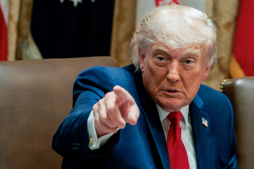 „Lăsați-i să-și rezolve problemele singuri. Eu i-am adus în această situație”. Președintele Trump insistă pentru discuții directe Zelenski – Putin