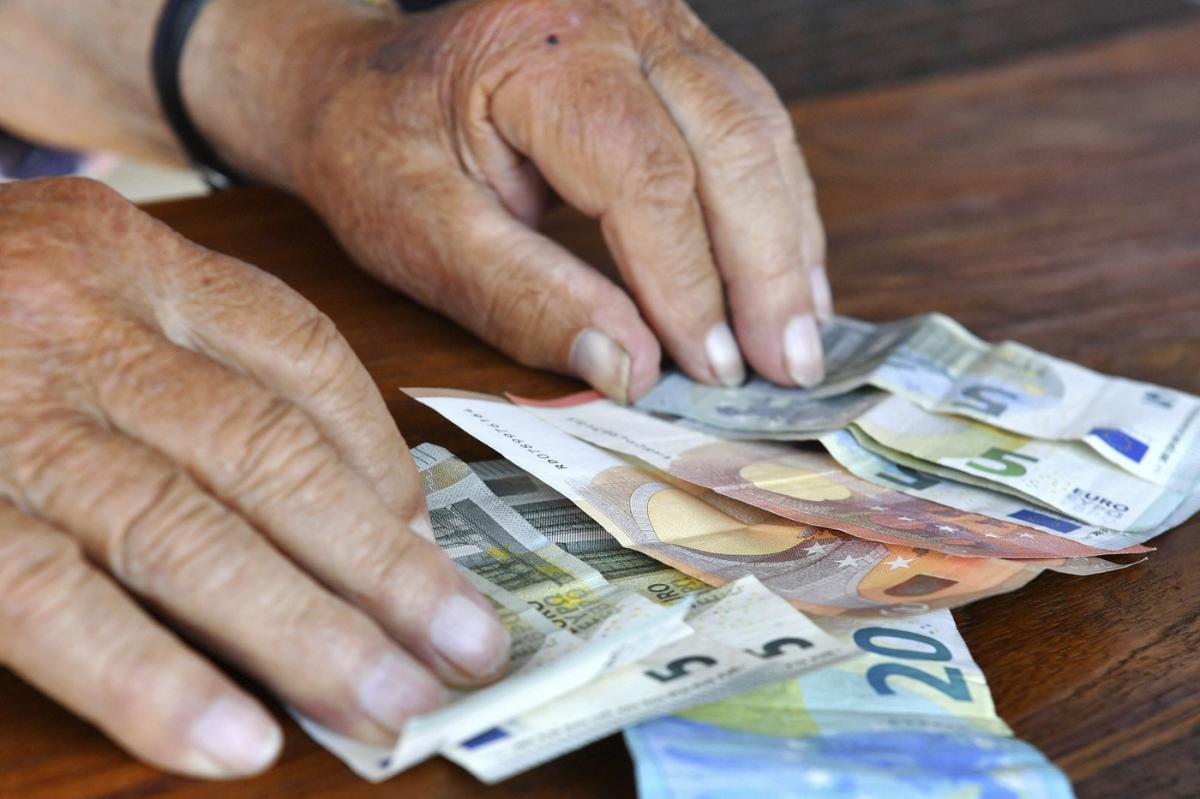 „Schimbarea contorului electric” a costat-o 923 de mii de lei: o pensionară din capitală, înșelată de escroci