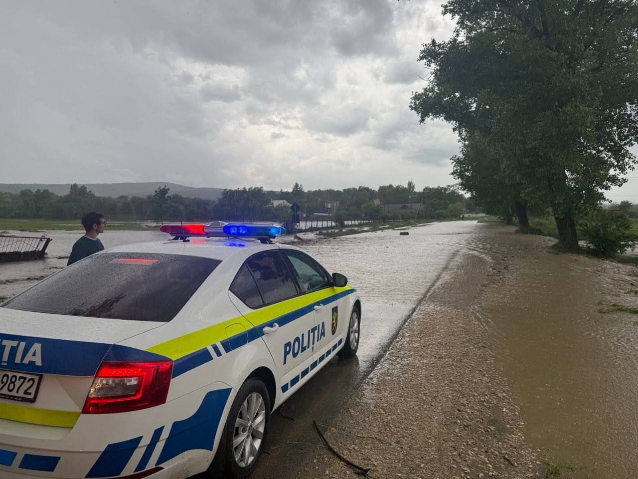 Ploile abundente au blocat drumuri și au îngreunat traficul în Strășeni, Ialoveni și Chișinău