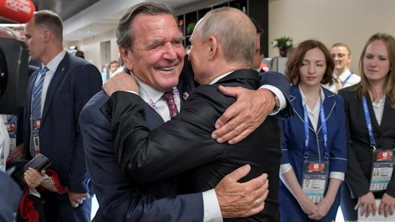 Vladimir Putin s-a întâlnit cu fostul cancelar german Gerhard Schröder, pe care-l vrea mediator în negocierile cu Europa