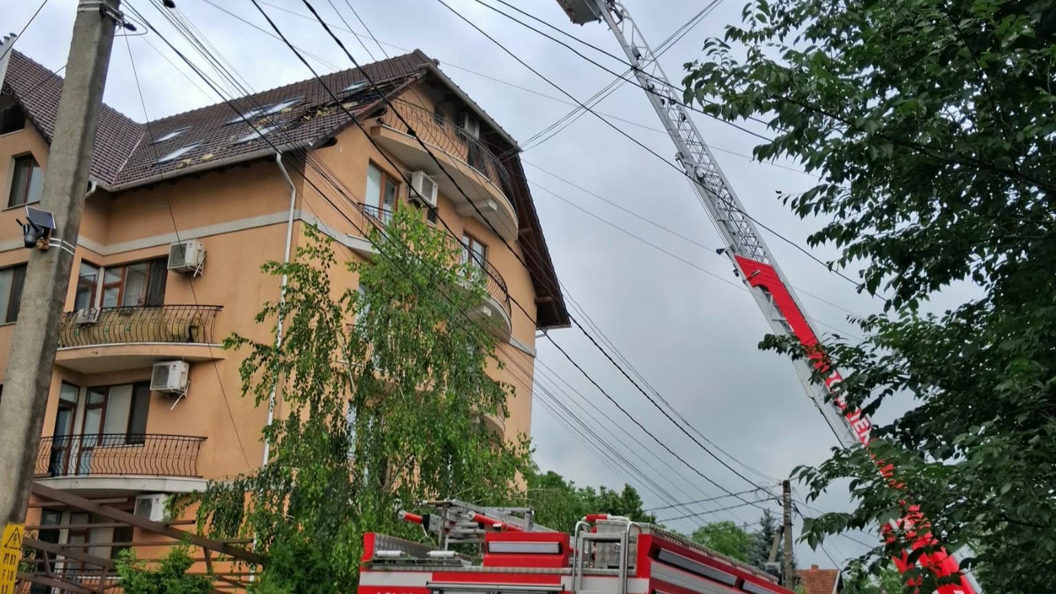 Flăcări la mansarda unui bloc din Chișinău. Incendiul ar fi fost provocat de descărcările electrice atmosferice