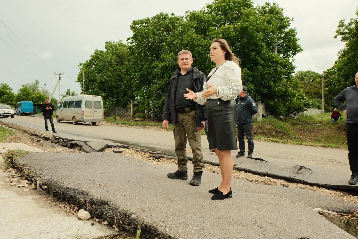 FOTO // Igor Grosu a vizitat localitățile afectate de ploi din Ialoveni: Intervențiile continuă pentru remedierea consecințelor provocate de intemperii