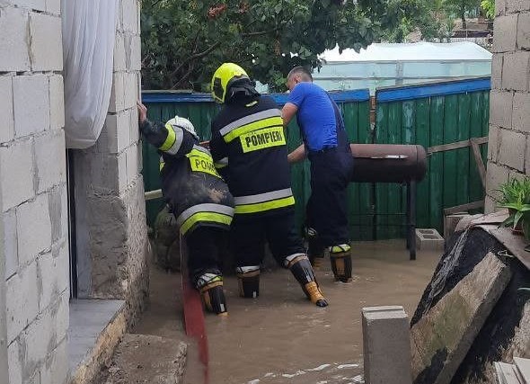 Ploile puternice au provocat zeci de intervenții în țară. Salvatorii au evacuat mii de metri cubi de apă din gospodării și instituții