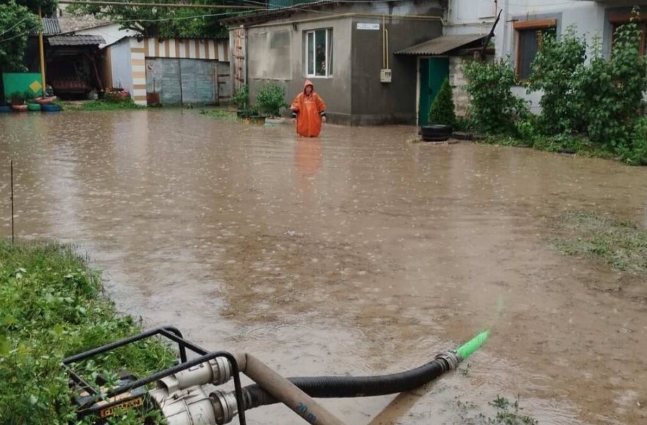 Drumuri distruse și gospodării inundate după viiturile care au lovit comuna Gangura