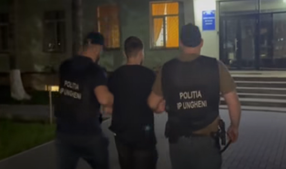 VIDEO // Ar fi înșelat o femeie cu peste 436 de mii de lei. Doi tineri din Transnistria, reținuți