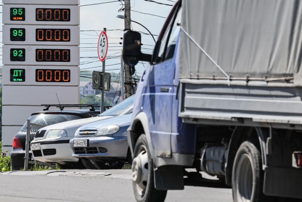 Cel mai mare oraș din Crimeea anunță că nu mai există carburanți nici pe cartelă: „Nu are rost să stați la coadă la benzinării”