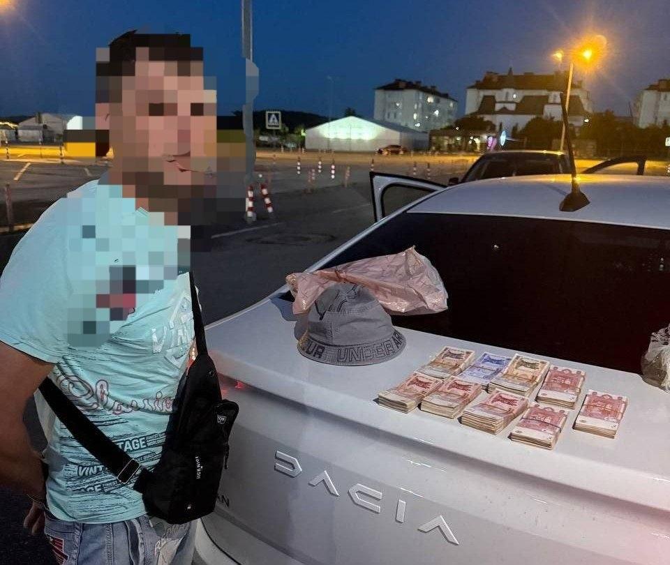 VIDEO // Falși angajați ai BNM și ai organelor de drept au înșelat o femeie cu peste 424 de mii de lei: un bărbat, reținut în flagrant cu 100 de mii de lei