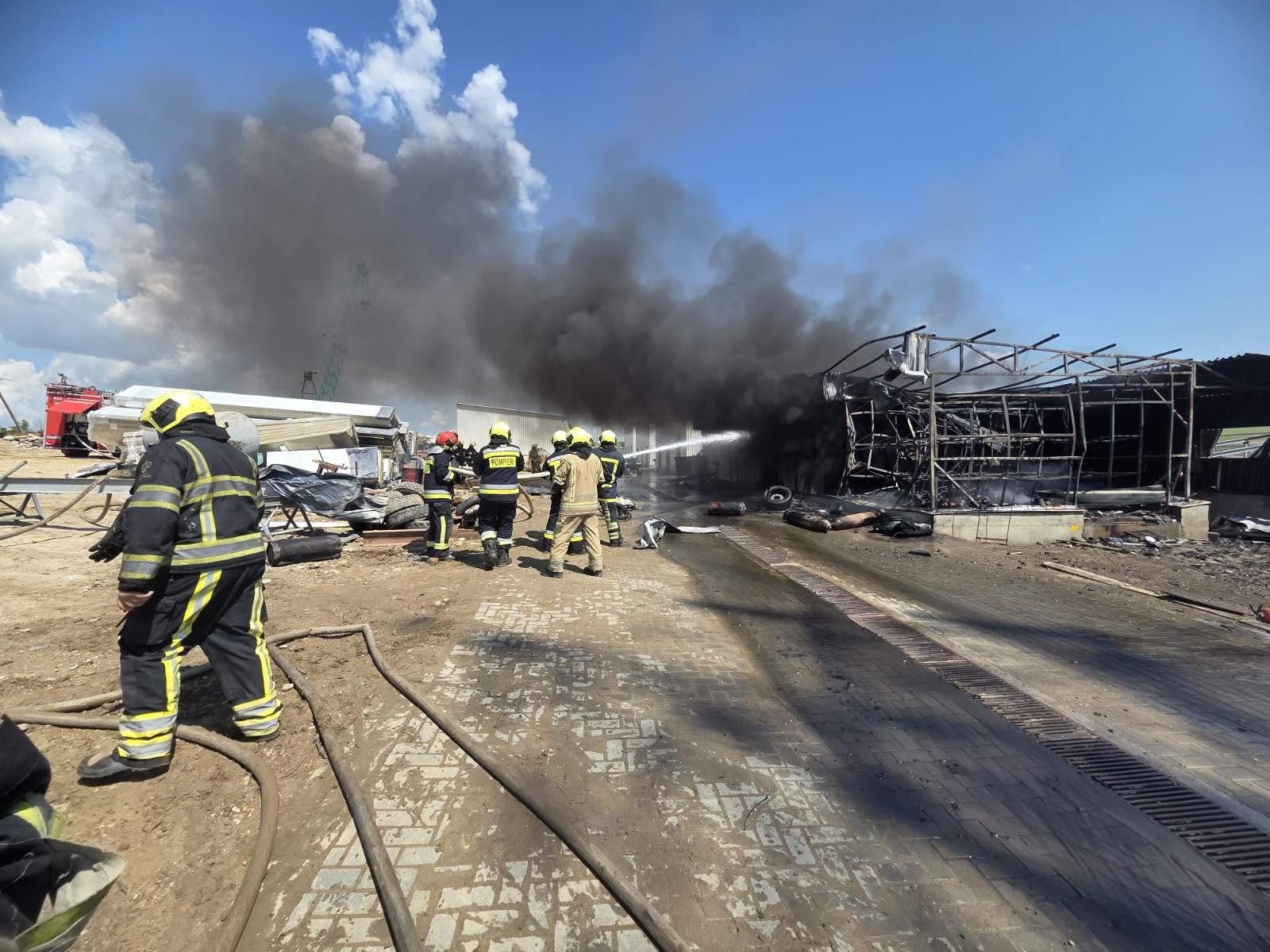 FOTO // Incendiu de proporții la un depozit din Chișinău. 8 echipe de intervenție luptă cu flăcările