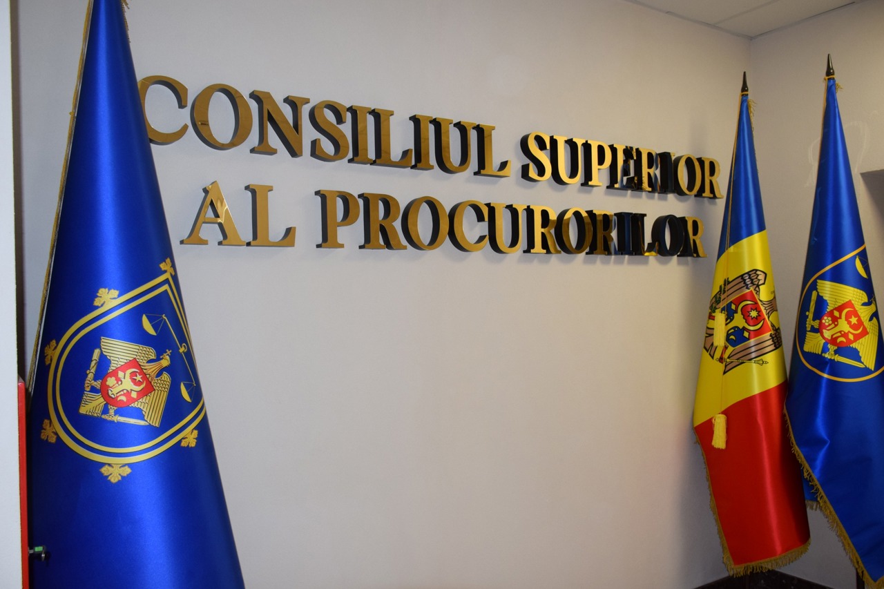 Cazul polițistului din Comrat, rămas nepedepsit după ce și-a agresat fosta soție // Un membru al CSP cere verificarea procurorilor responsabili de dosar