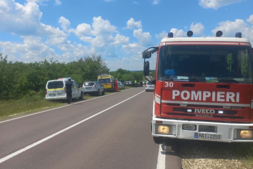 Accident teribil în Ialoveni. O minoră de 15 ani, descarcerată dintre fiare și transportată la spital