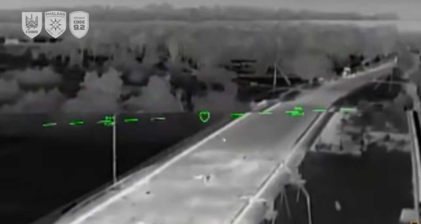 VIDEO // Forțele ucrainene au publicat imagini cu un atac asupra unui pod din Armiansk. 50 de camioane cu combustibil, luate prin surprindere