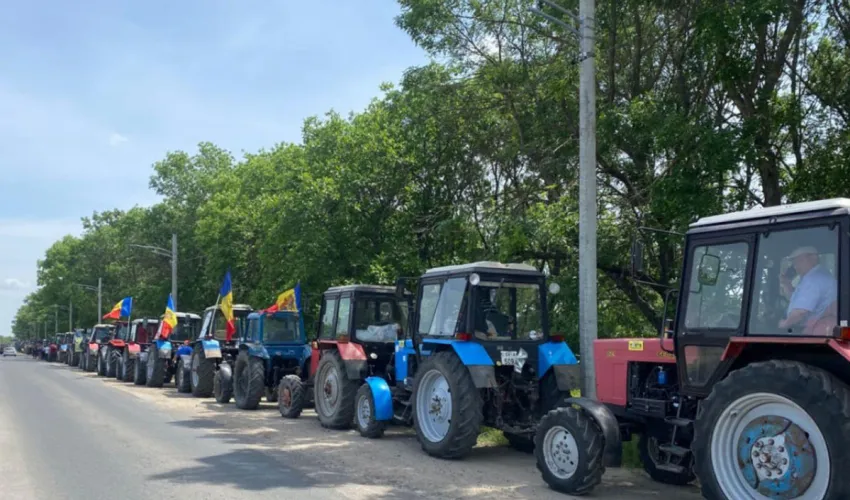 Fermierii din Fălești, Cahul și Rezina protestează cu tehnică agricolă pe trasee