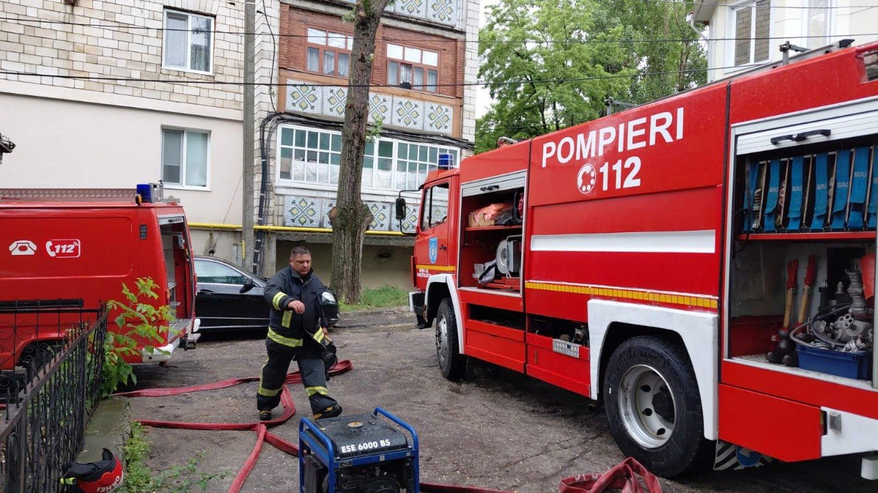 FOTO //  Pagube după ploile de azi: gospodării inundate și autovehicule blocate. Cel mai afectat a fost raionul Telenești