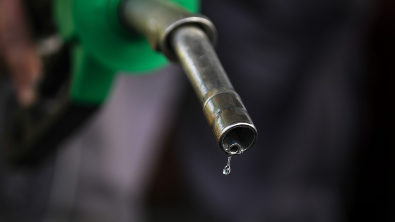 Restricții la vânzarea carburanților în Sankt Petersburg și Moscova, pe fondul temerilor privind aprovizionarea
