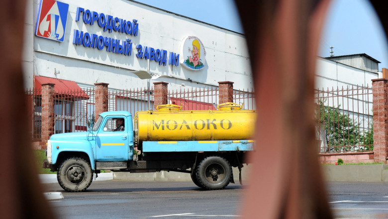 Rusia deghizează camioanele cu combustibil în cisterne de lapte pentru a putea aproviziona în Crimeea