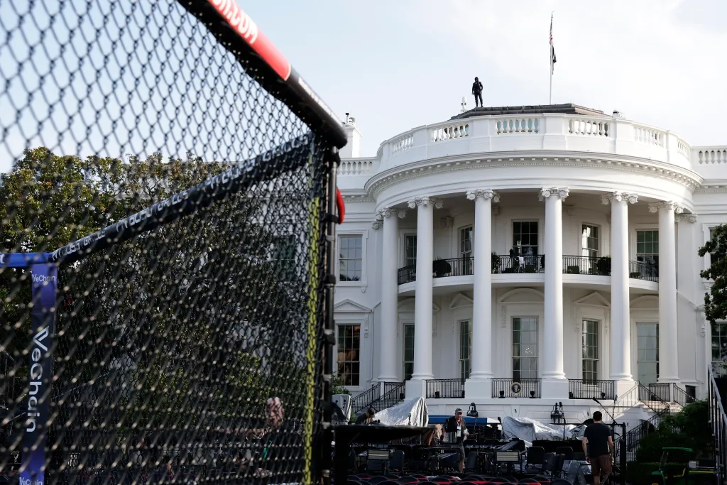 FOTO // Donald Trump, aniversare neobișnuită la 80 de ani: găzduiește lupte în cușcă în curtea Casei Albe