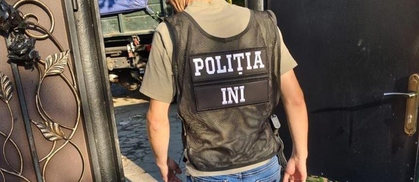 VIDEO // „Afacere” cu pământ fertil în valoare de circa 1,2 mln. de lei, destructurată de oamenii legii. Percheziții în trei localități și patru rețineri