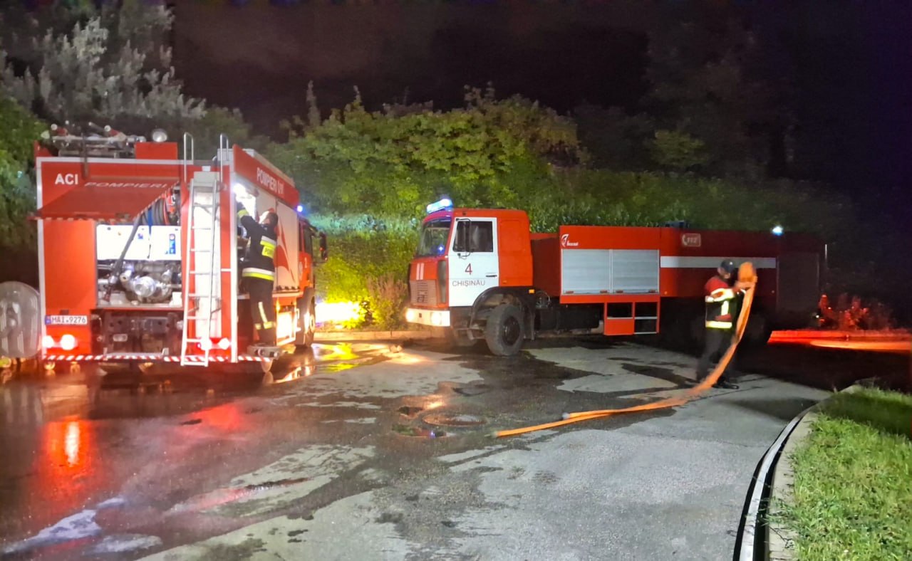 FOTO // Incendiu de proporții în sectorul Ciocana.  43 de pompieri au intervenit pentru stingerea flăcărilor