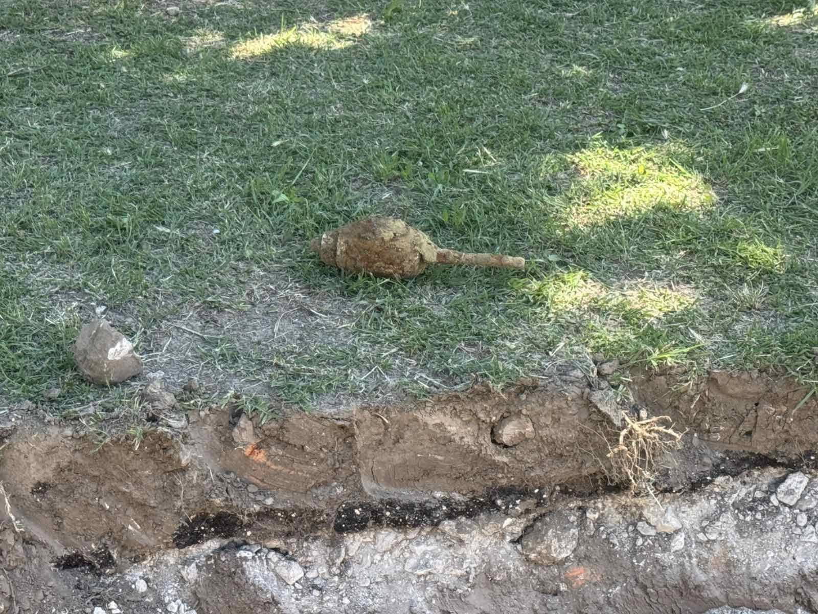 FOTO // Alertă la Leova! Grenadă din Al Doilea Război Mondial, descoperită în timpul lucrărilor de reconstrucție a trotuarelor