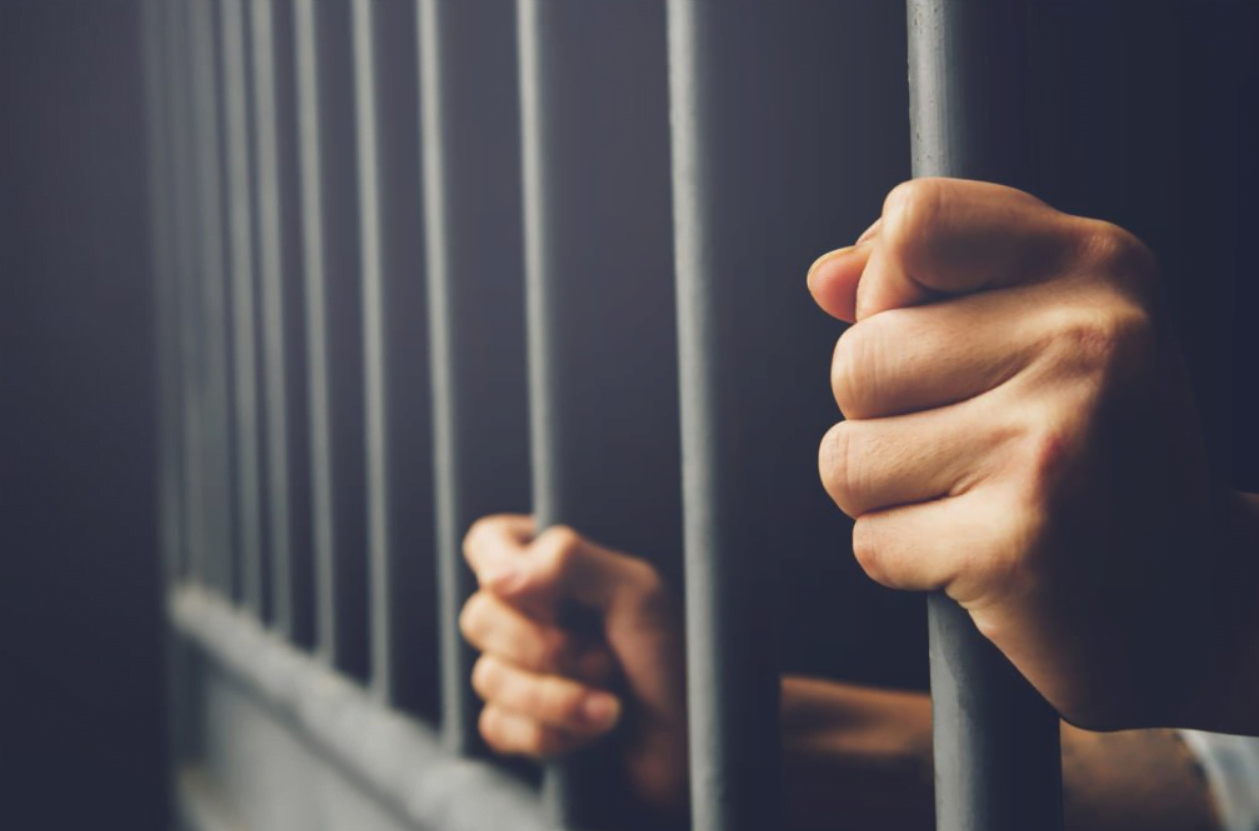 O „clarvăzătoare” de pe Facebook, condamnată la 9 ani de închisoare după ce lăsat două femei fără jumătate de milion de lei