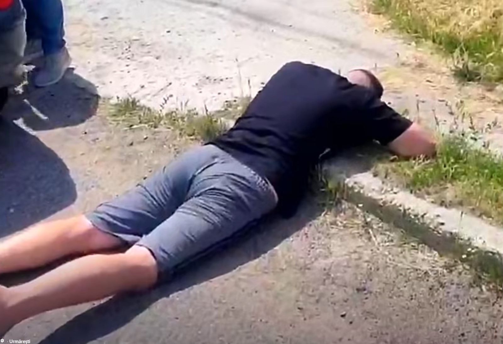 VIDEO // Falși bancheri și „agenți SIS” au convins un bărbat să ia un credit de 320 de mii de lei. Indivizii, reținuți în flagrant
