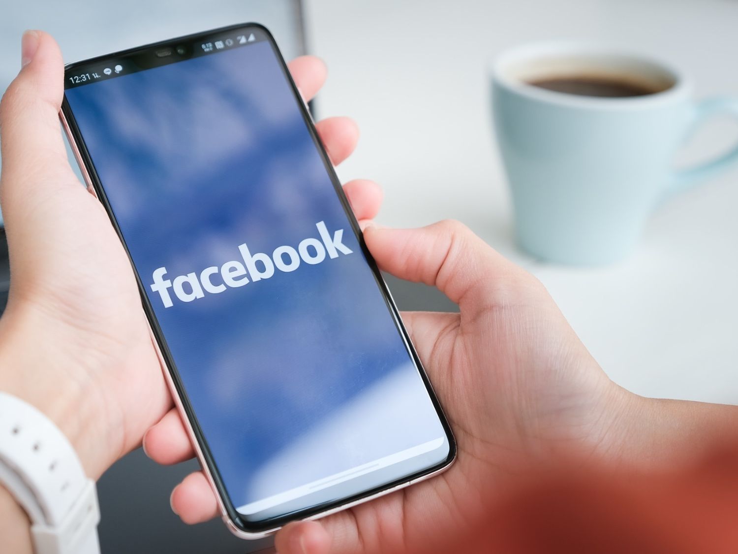 Sondaj: Principala sursă de informare a moldovenilor este Facebook