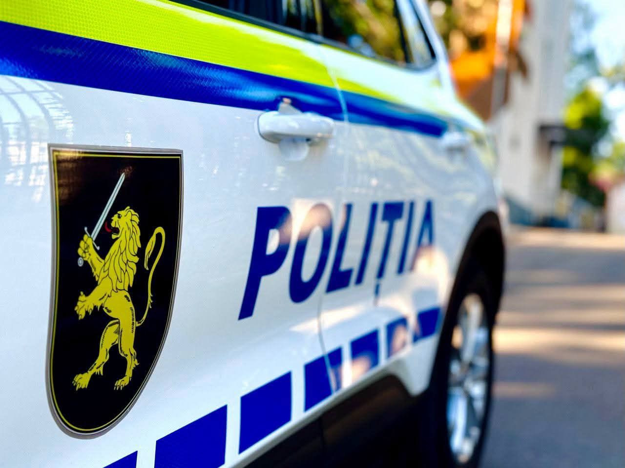 Accident la Sîngerei. Un tânăr fără permis a intrat cu motocicleta în mașina Poliției